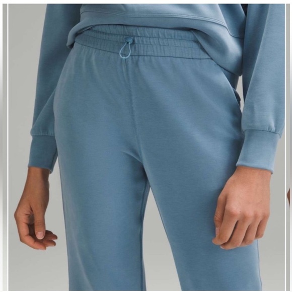 lululemon athletica Pants - Lululemon Softstreme High-Rise Straight-Leg
Cropped Pant Utility navy Blue sz 2